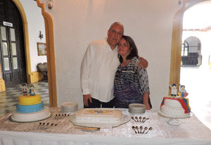 El presidente del HCV, Ricardo Márquez Lugo, junto a la presidenta del Comité de Damas del HCV, Claudia Valenzuela, junto a los pasteles del aniversario. El presidente del HCV, Ricardo Márquez Lugo, junto a la presidenta del Comité de Damas del HCV, Claudia Valenzuela, junto a los pasteles del aniversario.