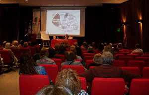 La charla tuvo una gran acogida entre el público. La charla tuvo una gran acogida entre el público.