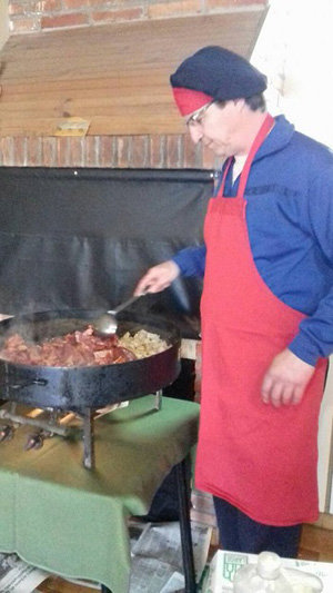 Un momento de la realización de una de las paellas. Un momento de la realización de una de las paellas.