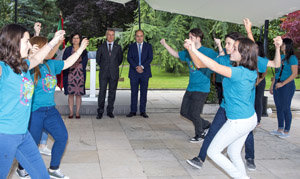 Los jóvenes participantes en Gaztemundu bailan durante la recepción con las autoridades. Los jóvenes participantes en Gaztemundu bailan durante la recepción con las autoridades.