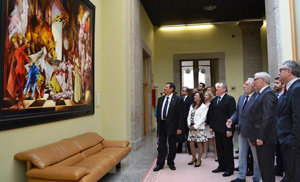 La delegación de Paraná y los miembros del Parlamento gallego observan uno de los cuadros de la sede de El Horreo. La delegación de Paraná y los miembros del Parlamento gallego observan uno de los cuadros de la sede de El Horreo.