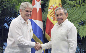 HAB801. LA HABANA (CUBA), 06/07/2017.- Fotografía cedida por el Granma, el órgano oficial del Partido Comunista, donde se ve al presidente de Cuba Raúl Castro (d) saludando al ministro de Asuntos Exteriores y de Cooperación de España Alfonso María Dastis Quecedo hoy, miércoles 6 de agosto de 2017, durante una reunión en La Habana (Cuba). Alfonso Dastis, cerró hoy su primera visita oficial a Cuba con el logro de haber concretado para principios de 2018 una esperada visita al máximo nivel a la isla, previsiblemente en enero y de los reyes Felipe VI y Letizia. EFE/Estudios Revolución / SOLO USO EDITORIAL/NO VENTAS MEJOR CALIDAD DISPONIBLE