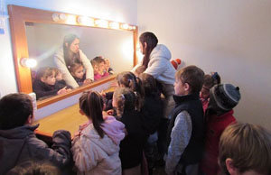 Un momento de la vista de los alumnos a la Sociedad Española. Un momento de la vista de los alumnos a la Sociedad Española.