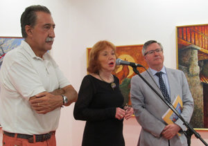 Intervención de Jane Danko en la inauguración de la exposición, entre el escritor y crítico Vicente Araguas y el coordinador de Actividades Culturales Ramón Jiménez
