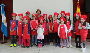 Los niños participantes en la actividad de cocina. Los niños participantes en la actividad de cocina.