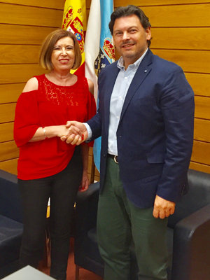 Un momento del saludo entre Pilar Rodríguez y el secretario xeral de Emigración. Un momento del saludo entre Pilar Rodríguez y el secretario xeral de Emigración.