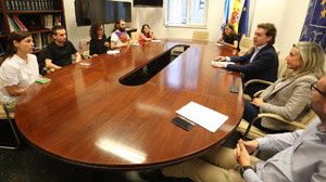 Un momento de la reunión entre los becarios y el personal de la administración. Un momento de la reunión entre los becarios y el personal de la administración.