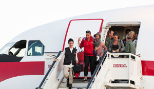 Los pasajeros descienden del avión fletado por el Gobierno español. Los pasajeros descienden del avión fletado por el Gobierno español.