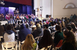El teatro se llenó para ver la obra. El teatro se llenó para ver la obra.