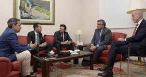 José Antonio Alejandro, Roberto González, Rodríguez Miranda, Jesús Silva y José Santiago Camba, durante la reunión en la Embajada. José Antonio Alejandro, Roberto González, Rodríguez Miranda, Jesús Silva y José Santiago Camba, durante la reunión en la Embajada.