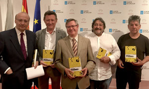 Carlos Reigosa, Ramiro Facal, Ramón Jiménes, Manuel Molares y Antonio Huerga, con el libro presentado. Carlos Reigosa, Ramiro Facal, Ramón Jiménes, Manuel Molares y Antonio Huerga, con el libro presentado.