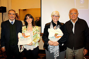 Pedro Bello y Joaquín Rebollo entregan sendos presentes a las doctoras María Laura Casanueva y Cecilia Pérez de Micou. Pedro Bello y Joaquín Rebollo entregan sendos presentes a las doctoras María Laura Casanueva y Cecilia Pérez de Micou.