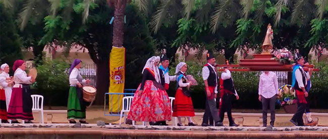 Socios del Centro Asturiano de Alicante llevan a hombros a la Santina, durante la procesión. Socios del Centro Asturiano de Alicante llevan a hombros a la Santina, durante la procesión.