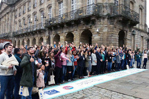 Los jóvenes y las autoridades, durante un momento del acto de bienvenida en la Plaza do Obradoiro. Los jóvenes y las autoridades, durante un momento del acto de bienvenida en la Plaza do Obradoiro.