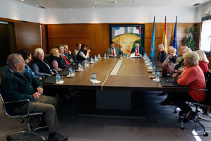 Javier Fernández y Guillermo Martínez, reunidos con los participantes en el programa Añoranza. Javier Fernández y Guillermo Martínez, reunidos con los participantes en el programa Añoranza.