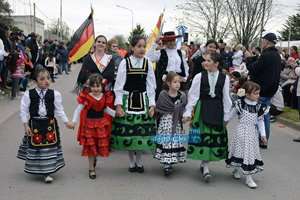 Los representantes de la Asociación Española, durante el desfile. Los representantes de la Asociación Española, durante el desfile.
