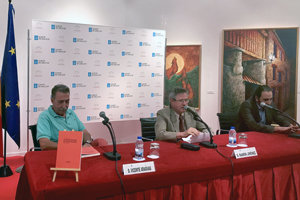 El libro que se presentó, en la mesa en primer plano, con Vicente Araguas, Ramón Jiménez y Luis Luna. El libro que se presentó, en la mesa en primer plano, con Vicente Araguas, Ramón Jiménez y Luis Luna.