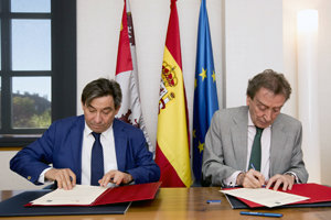 José Antonio de Santiago-Juárez –a la dcha.- y Juan Andrés Blanco, durante la firma del convenio. José Antonio de Santiago-Juárez –a la dcha.- y Juan Andrés Blanco, durante la firma del convenio.
