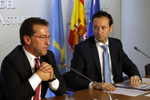 El portavoz del Gobierno y consejero de Presidencia –dcha.–, junto al consejero de Cultura, durante la rueda de prensa posterior al Consejo de Gobierno. El portavoz del Gobierno y consejero de Presidencia –dcha.–, junto al consejero de Cultura, durante la rueda de prensa posterior al Consejo de Gobierno.
