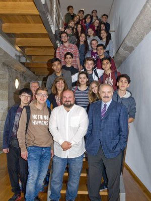 Ramón Villares, con los alumnos del Colegio Santiago Apóstol. Ramón Villares, con los alumnos del Colegio Santiago Apóstol.