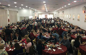 Vista del salón lleno. Vista del salón lleno.