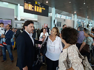 El secretario xeral, con los participantes de otras ediciones que llegaron al aeropuerto de Vigo. El secretario xeral, con los participantes de otras ediciones que llegaron al aeropuerto de Vigo.