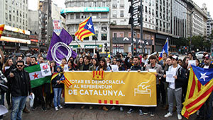 Manifestantes expresan en el Obelisco porteño su apoyo al referendo independentista catalán. Manifestantes expresan en el Obelisco porteño su apoyo al referendo independentista catalán.