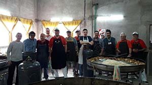 Un momento de la preparación de la comida con motivo del Día de la Hispanidad. Un momento de la preparación de la comida con motivo del Día de la Hispanidad.