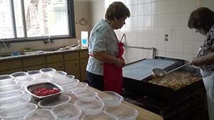Algunas de las organizadoras con todo listo para preparar las diferentes porciones. Algunas de las organizadoras con todo listo para preparar las diferentes porciones.