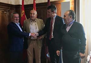 El presidente de la Diputación, con los miembros de la Casa de León en Sevilla. El presidente de la Diputación, con los miembros de la Casa de León en Sevilla.