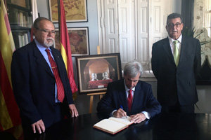 El consejero firma en el libro de honor de la Casa de Cantabria en Barcelona. El consejero firma en el libro de honor de la Casa de Cantabria en Barcelona.
