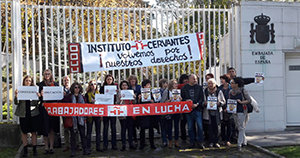 Un momento de la concentración del personal laboral de diferentes consejerías, sección consular y personal contratado de la residencia, así como de miembros del Cervantes, delante de la Embajada de Varsovia. Un momento de la concentración del personal laboral de diferentes consejerías, sección consular y personal contratado de la residencia, así como de miembros del Cervantes, delante de la Embajada de Varsovia.