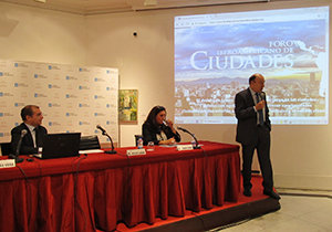Momento de la presentación en el que interviene el presidente de Aegaman, Julio Lage