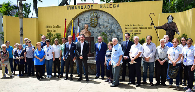 Directivos, socios, empleados de la entidad y diferentes autoridades, durante el minuto de silencio por las víctimas de los incendios de Galicia. Directivos, socios, empleados de la entidad y diferentes autoridades, durante el minuto de silencio por las víctimas de los incendios de Galicia.