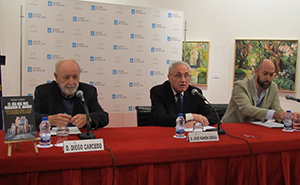 El delegado de la Xunta, José Ramón Ónega, interviniendom, flanqueado por Diego Carcedo y Víctor López