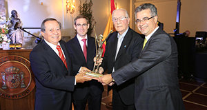Luis Iván Muñoz, junto con algunas autoridades, posa con su reconocimiento. Luis Iván Muñoz, junto con algunas autoridades, posa con su reconocimiento.