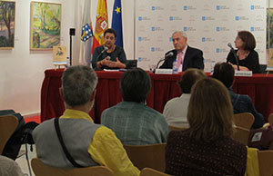 García Negro -acompañada por Ónega y Fernández-, durante la presentación en la Casa de Galicia en Madrid. García Negro -acompañada por Ónega y Fernández-, durante la presentación en la Casa de Galicia en Madrid.