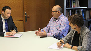 De izda. a dcha., Guillermo Martínez, Juan Alberto González y Begoña Serrano. De izda. a dcha., Guillermo Martínez, Juan Alberto González y Begoña Serrano.