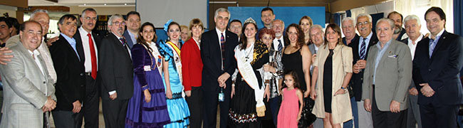 Dirigentes y referentes de la colectividad posan junto al embajador y miembros del cuerpo diplomático español en Argentina, en la romería por el 12 de Octubre. Dirigentes y referentes de la colectividad posan junto al embajador y miembros del cuerpo diplomático español en Argentina, en la romería por el 12 de Octubre.