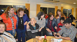 Los músicos de la asociación comparten una charla con directivos de la entidad y socios. Los músicos de la asociación comparten una charla con directivos de la entidad y socios.