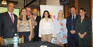Dirigentes de casas castellanas y leonesas de Buenos Aires posan junto al representante de la Consejería de Turismo y Comercio del gobierno autónomo. Dirigentes de casas castellanas y leonesas de Buenos Aires posan junto al representante de la Consejería de Turismo y Comercio del gobierno autónomo.