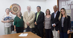 Un momento del acto de la firma del acuerdo de colaboración. Un momento del acto de la firma del acuerdo de colaboración.