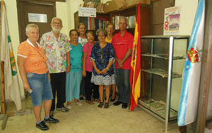 Manuel Álvarez y alumnos del curso de lengua y cultura gallega, durante la inauguración de la exposición. Manuel Álvarez y alumnos del curso de lengua y cultura gallega, durante la inauguración de la exposición.