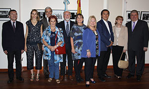 Directivos de la colectividad y autoridades españolas y bonaerenses posan tras descubrir la placa del centenario. Directivos de la colectividad y autoridades españolas y bonaerenses posan tras descubrir la placa del centenario.