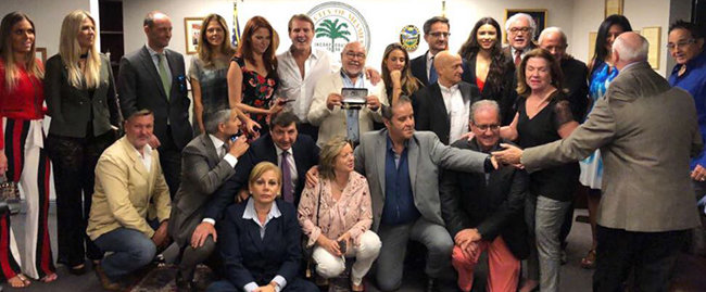 Foto de familia de los participantes en el acto de entrega de la 'Llave de la Ciudad'. Foto de familia de los participantes en el acto de entrega de la 'Llave de la Ciudad'.