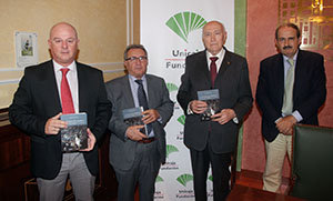 Algunos de los participantes en la presentación, junto con el autor de la obra. Algunos de los participantes en la presentación, junto con el autor de la obra.