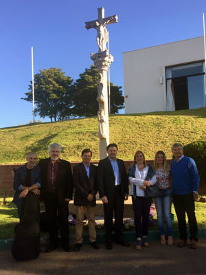 Antonio Rodríguez Miranda posa con directivos del Centro Gallego de Valparaíso junto al cruceiro situado en la sede de la entidad. Antonio Rodríguez Miranda posa con directivos del Centro Gallego de Valparaíso junto al cruceiro situado en la sede de la entidad.