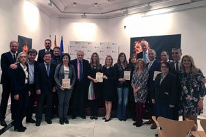 1.La presidenta del Congreso Ana Pastor y el delegado de la Xunta en Madrid José Ramón Ónega con la autora Marta González (entre ambos) con diputados y amigos en la Casa de Gal