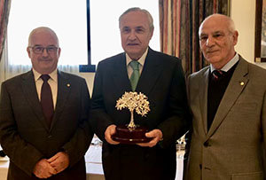 1. El delegado de la Xunta en Madrid José Ramón Ónega con el presidente y secretario de FAGAMA, Ovidio Cadenas y Fernando Gómez