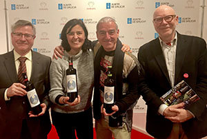 Los intervinientes con el actor gallego Sergio Pazos. Los intervinientes con el actor gallego Sergio Pazos.